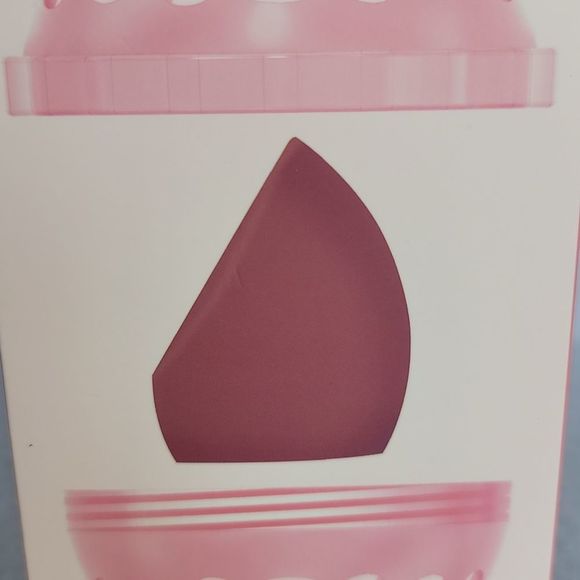 The Makeup Eraser - The Sponge - Machine Washable Makeup Sponge - Picture 3 of 8